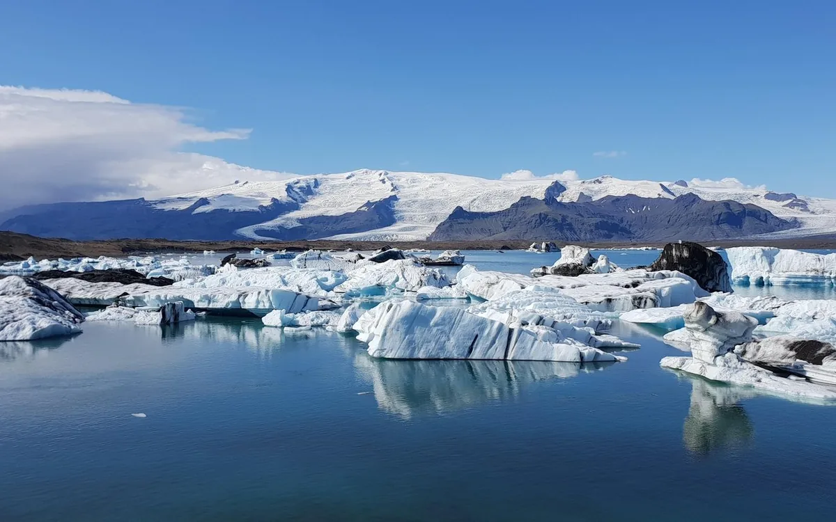 Icebergs floating in the Jökulsárlón glacier lagoon