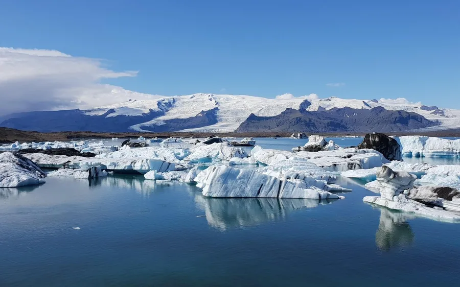 Icebergs floating in the Jökulsárlón glacier lagoon